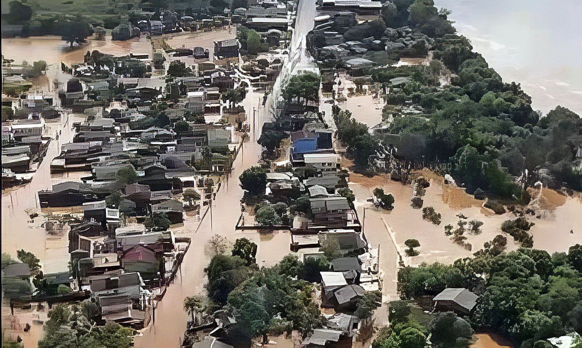 Enchentes destruíram cidades, rodovias e pontes Enchentes destruíram cidades, rodovias e pontes