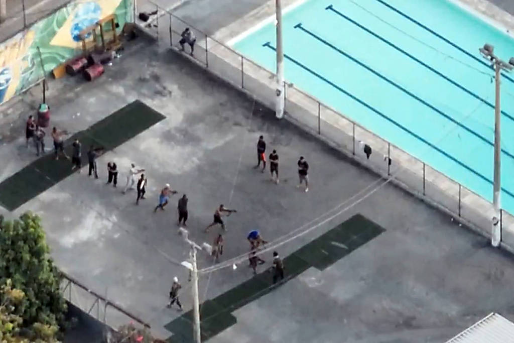 Drones da Polícia Civil flagraram criminosos usando área com quadras e piscinas para fazer treinamento de guerrilha no Complexo da Maré; imagens fazem parte de investigação que durou dois anos Drones da Polícia Civil flagraram criminosos usando área com quadras e piscinas para fazer treinamento de guerrilha no Complexo da Maré; imagens fazem parte de investigação que durou dois anos