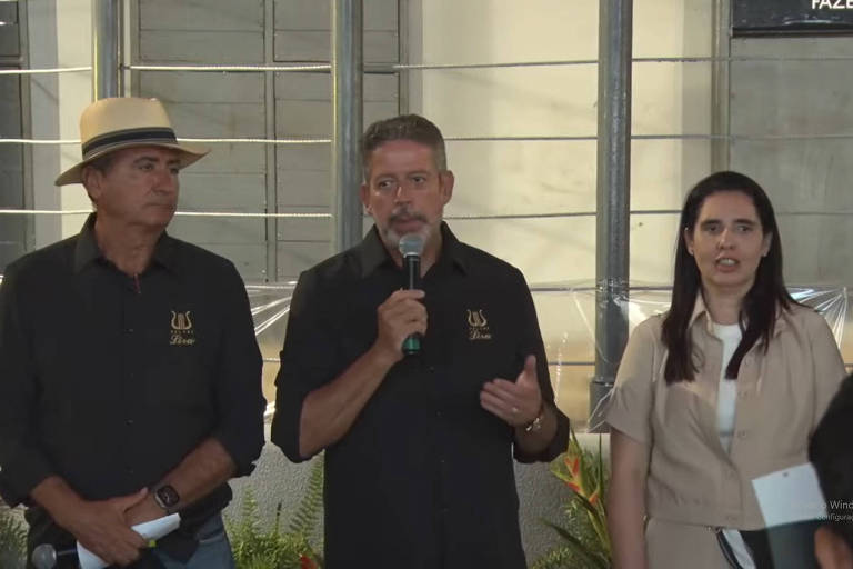 O presidente da Câmara dos Deputados, Arthur Lira (PP-AL), discursa na abertura do leilão em sua fazenda em São Sebastião (AL) O presidente da Câmara dos Deputados, Arthur Lira (PP-AL), discursa na abertura do leilão em sua fazenda em São Sebastião (AL)