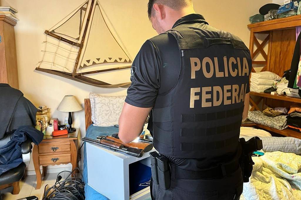 Policial federal em endereço de um dos alvos da operação