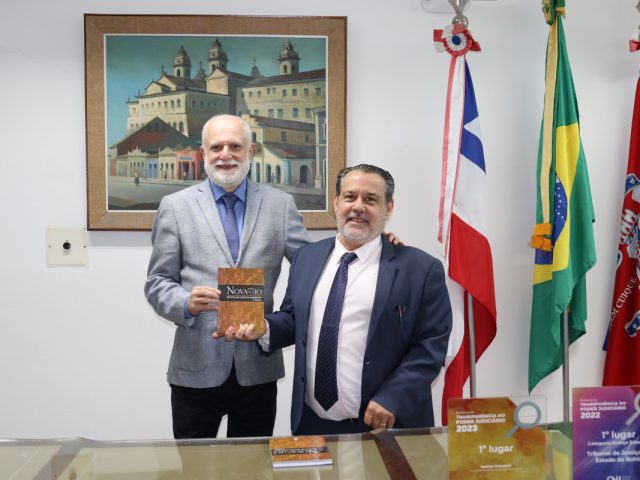 TJ-BA lança 3ª edição da revista Novatio; presidente recebe primeiro exemplar