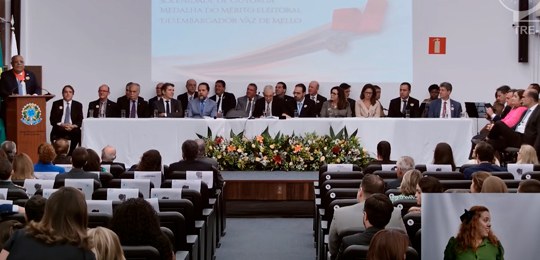 O desembargador Roberto Frank compôs a mesa de honra da solenidade de entrega da Medalha do Mérito Eleitoral Desembargador Vaz de Mello