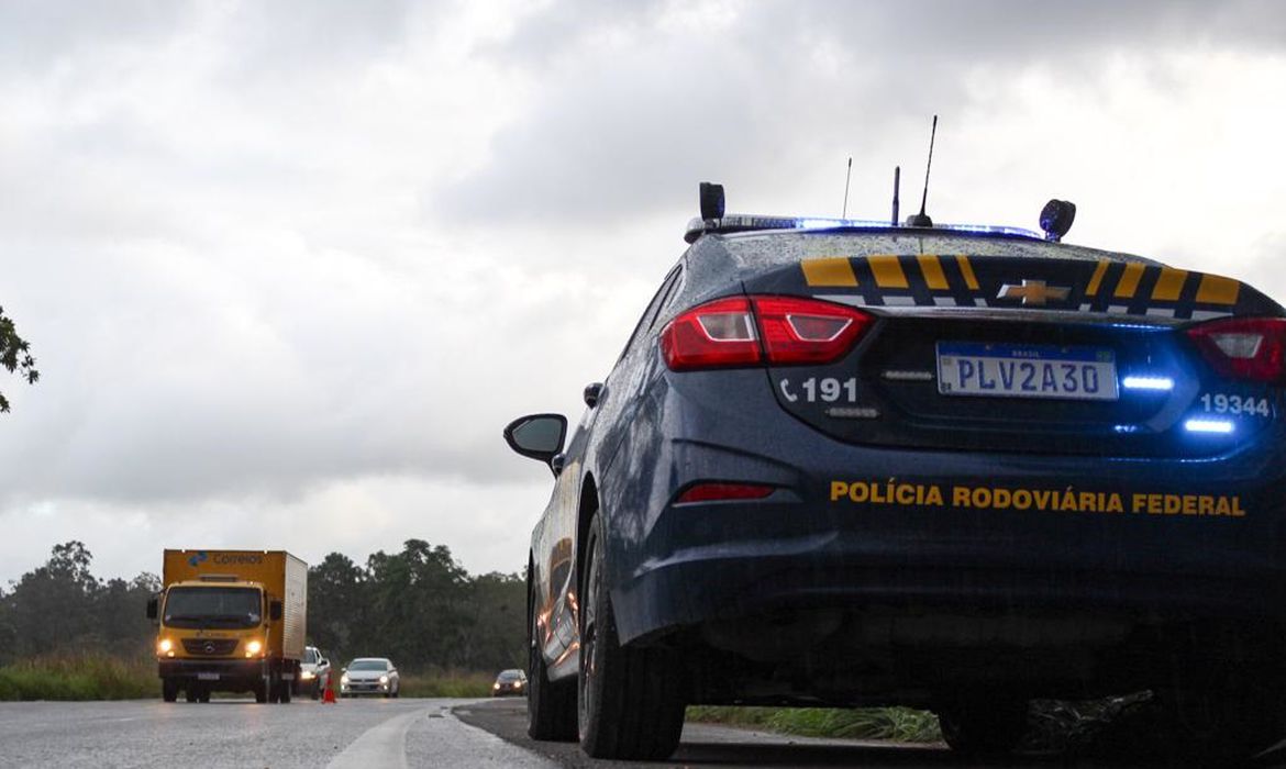Sete fuzis e dez carregadores que estavam sendo levados para a cidade de Porto Seguro, no litoral sul da Bahia, foram apreendidos pela Polícia Rodoviária Federal Sete fuzis e dez carregadores que estavam sendo levados para a cidade de Porto Seguro, no litoral sul da Bahia, foram apreendidos pela Polícia Rodoviária Federal