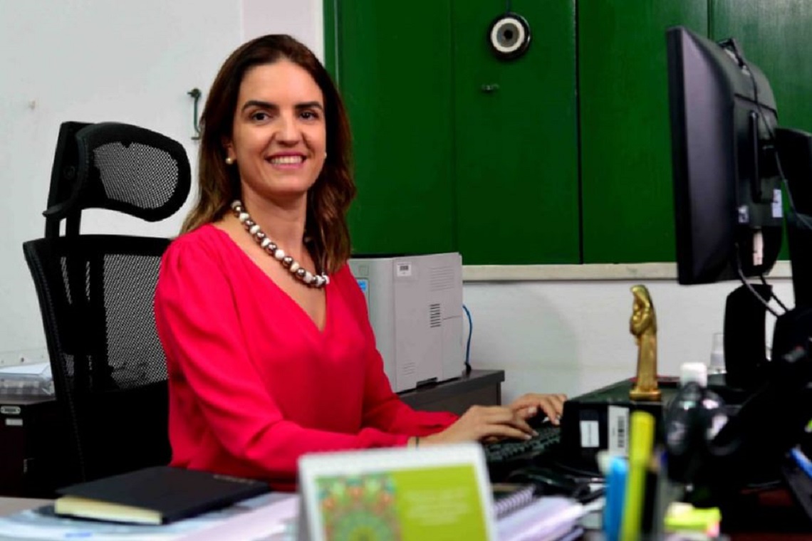 A secretária Mila Paes A secretária Mila Paes