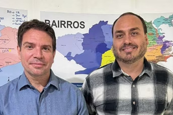 O ex-chefe da Abin Alexandre Ramagem e o vereador Carlos Bolsonaro (PL-RJ)