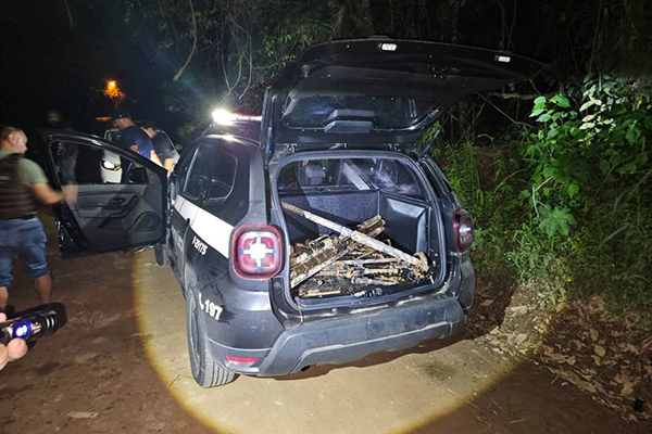 Armas do Exército recuperadas pela Polícia Civil em São Roque, no interior paulista Armas do Exército recuperadas pela Polícia Civil em São Roque, no interior paulista