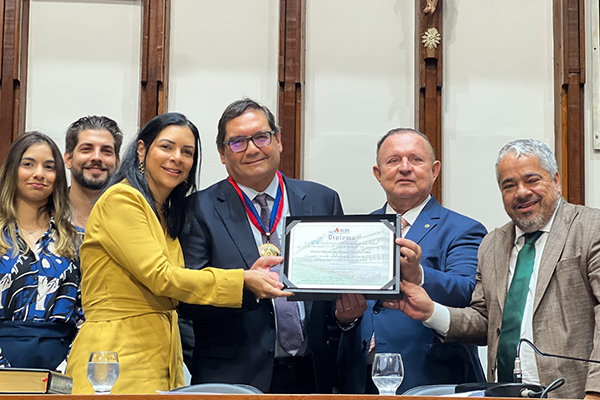 Médico Raymundo Paraná recebe a Comenda 2 de Julho