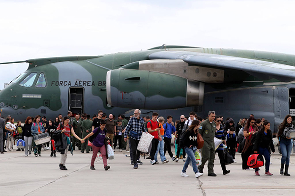 Repatriados deixam o KC-390 no último voo da operação, que pousou no Rio no dia 21 de outubro