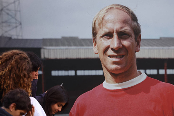 Imagem de Bobby Charlton na parte externa do Old Trafford, o estádio do Manchester United, clube no qual construiu grande carreira Imagem de Bobby Charlton na parte externa do Old Trafford, o estádio do Manchester United, clube no qual construiu grande carreira
