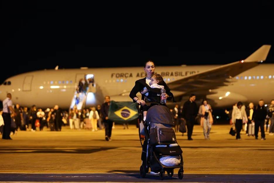 Embaixada chegou a receber pedidos de 3 mil brasileiros no inídio da operação de repatriação Embaixada chegou a receber pedidos de 3 mil brasileiros no inídio da operação de repatriação
