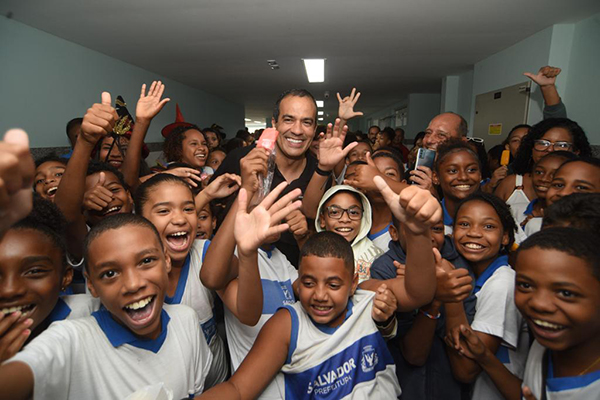 O prefeito Bruno Reis com estudantes da rede municipal