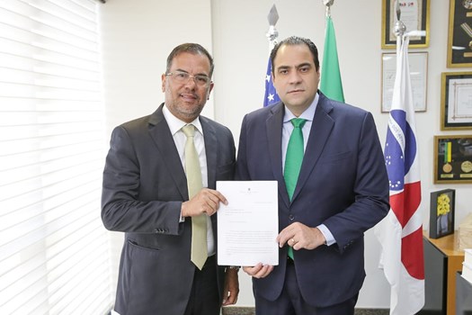 Conselheiro ao lado do presidente nacional da OAB (à direita) Conselheiro ao lado do presidente nacional da OAB (à direita)