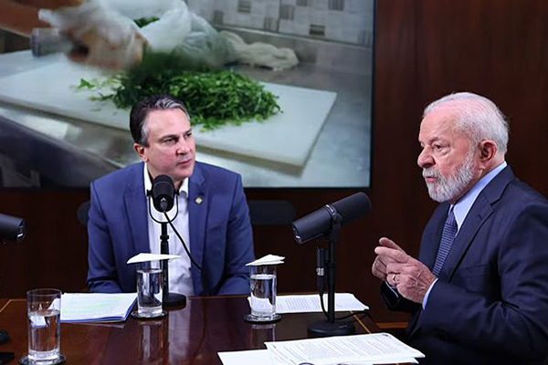 O presidente Lula (PT) com o ministro da Educação, Camilo Santana