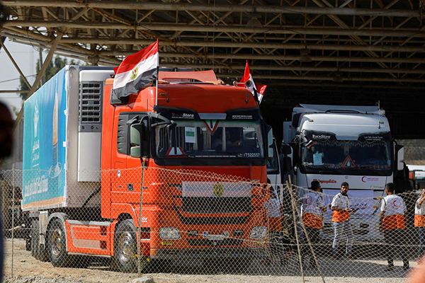 Caminhões transportando ajuda chegam ao lado palestino da fronteira com o Egito