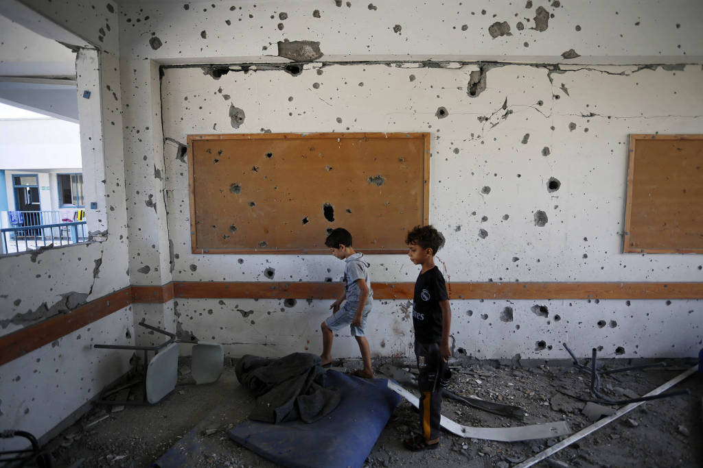 Crianças em escola no campo de refugiados Al-Maghazi, no centro da Faixa de Gaza, onde seis pessoas morreram após um bombardeio de Israel Crianças em escola no campo de refugiados Al-Maghazi, no centro da Faixa de Gaza, onde seis pessoas morreram após um bombardeio de Israel