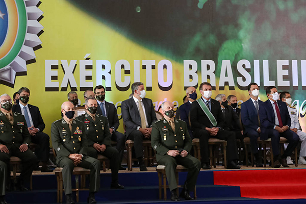 O então presidente Jair Bolsonaro durante a solenidade de passagem do cargo de comandante do Exército ao general Paulo Sérgio de Oliveira