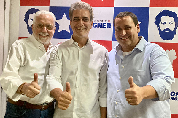 O senador Jaques Wagner, o deputado estadual Robinson Almeida e o presidente estadual do PT, Éden Valadares