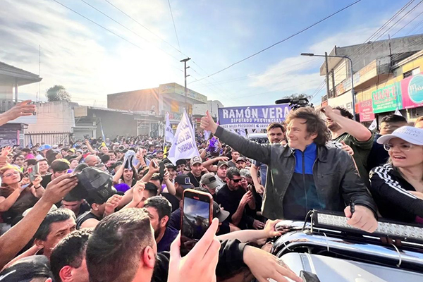 O presidente da Argentina, Javier Milei, com apoiadores