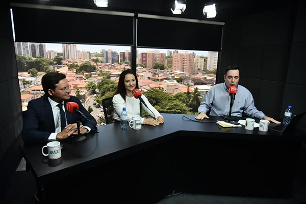 João Roma sendo entrevistado pela Brado Rádio João Roma sendo entrevistado pela Brado Rádio
