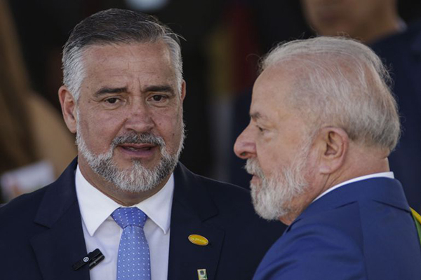 O ministro-chefe da Secom, Paulo Pimenta, e o presidente Lula