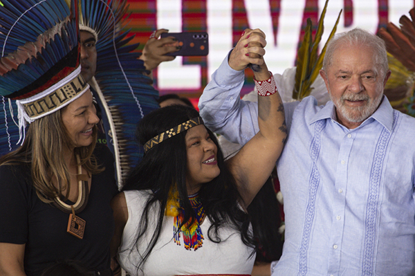 O presidente Lula (PT) e a ministra Sônia Guajajara (Povos Indígenas)