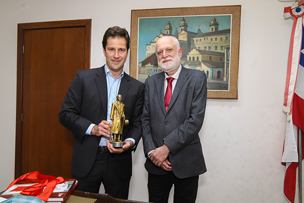 Paulo Junqueira Moll, presidente da Rede D'Or, recebe uma estatueta de Ruy Barbosa das mãos do presidente do TJBA, desembargador Nilson Castelo Branco. Paulo Junqueira Moll, presidente da Rede D'Or, recebe uma estatueta de Ruy Barbosa das mãos do presidente do TJBA, desembargador Nilson Castelo Branco.