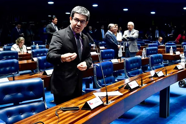 O líder do governo no Congresso, Randolfe Rodrigues (Sem partido-AP)