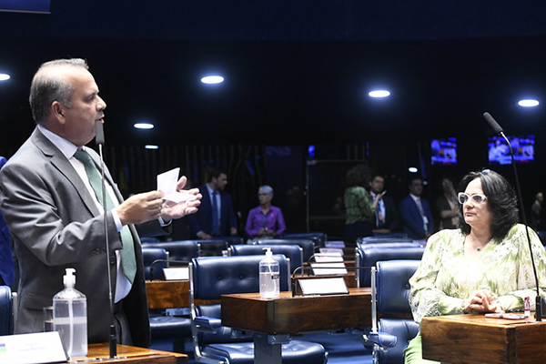 Os senadores Rogerio Marinho (PL-RN) e Damares Alves (Republicanos-DF).