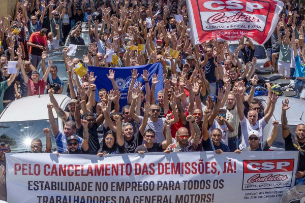 Trabalhadores da GM se reúnem em frente ao Sindicato dos Metalúrgicos de São José dos Campos e Região contra demissões feitas por telegrama 