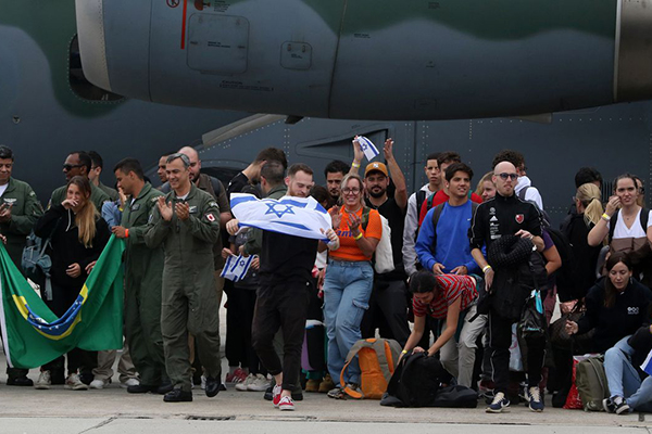Voo da FAB trouxe mais 69 repatriados neste sábado (21) Voo da FAB trouxe mais 69 repatriados neste sábado (21)