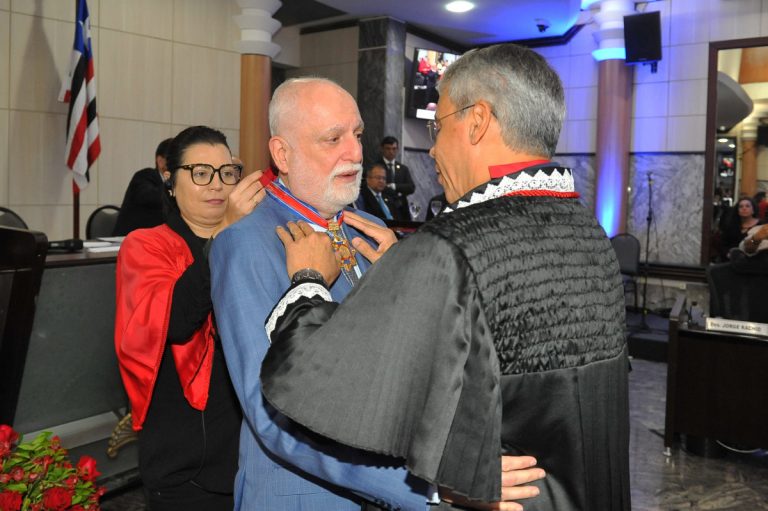 A Medalha Especial do Mérito Cândido Mendes faz referência ao Jurista Cândido Mendes, notável por seus estudos jurídicos e pelas ações em defesa das fronteiras do Brasil.   