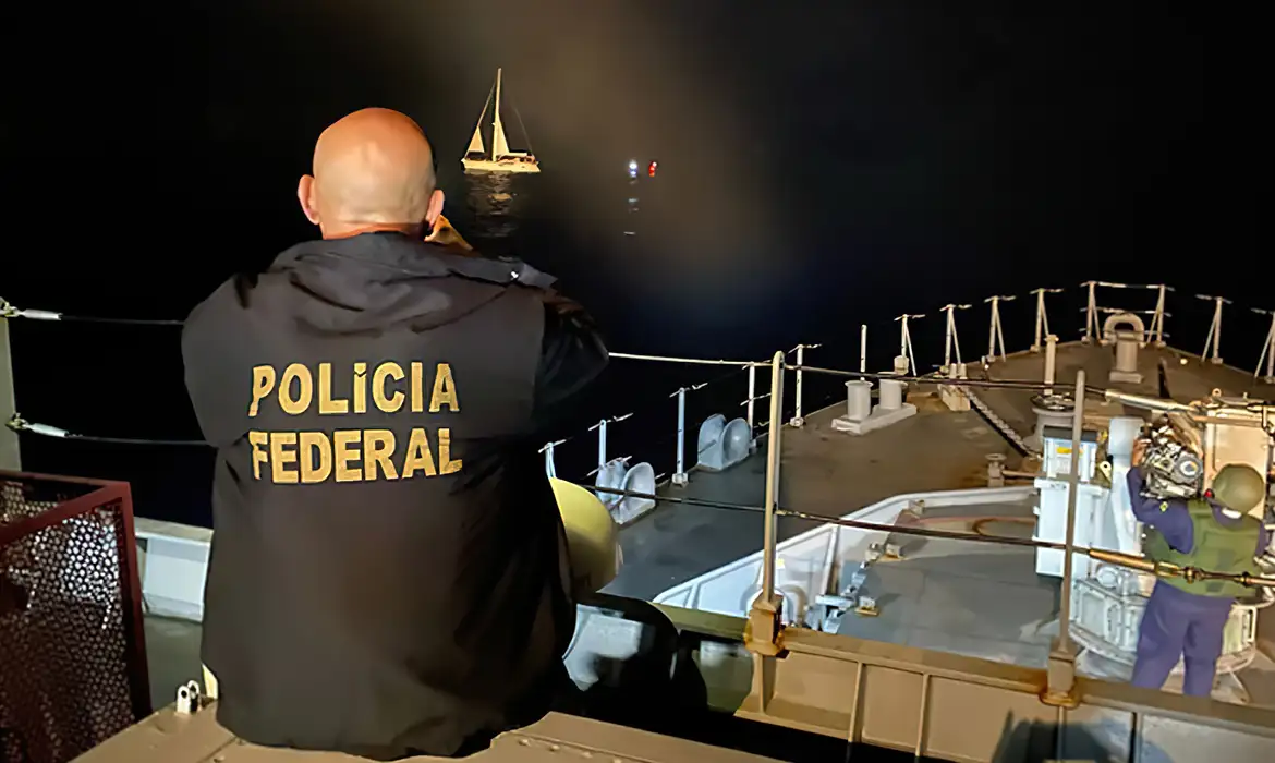 Embarcação de bandeira alemã foi rebocada para Base Naval de Aratu Embarcação de bandeira alemã foi rebocada para Base Naval de Aratu