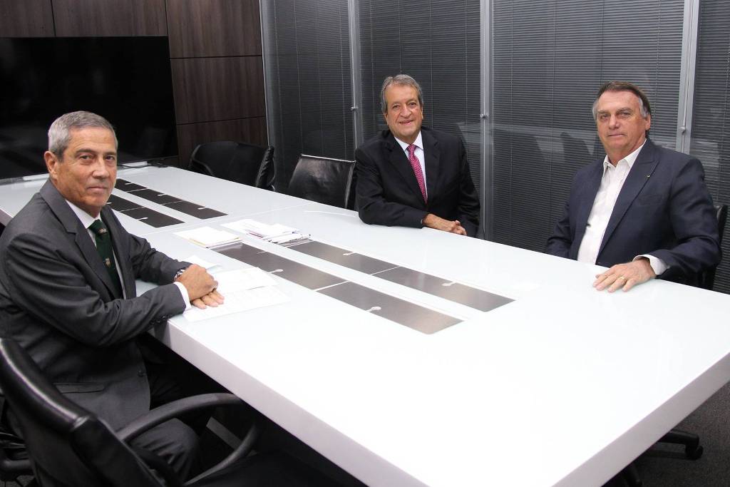 O ex-ministro Walter Braga Netto (e), o presidente do PL, Valdemar Costa Neto (c), e o ex-presidente Jair Bolsonaro