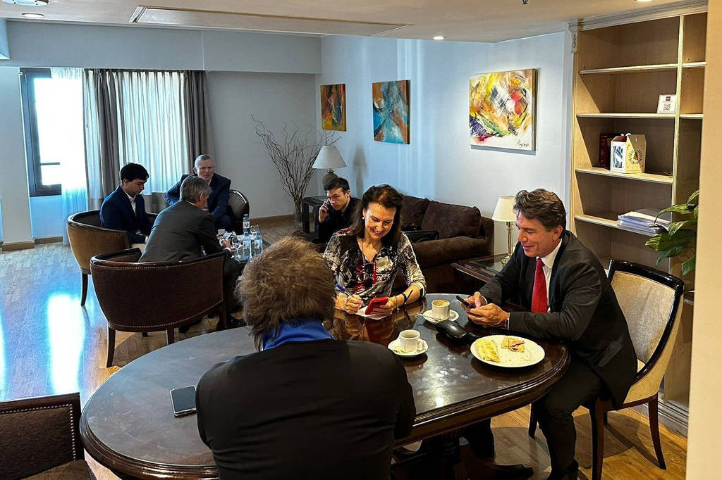 A economista Diana Mondino, provável chanceler de Milei, publica foto em reunião nesta segunda (20) com o presidente eleito da Argentina, de costas