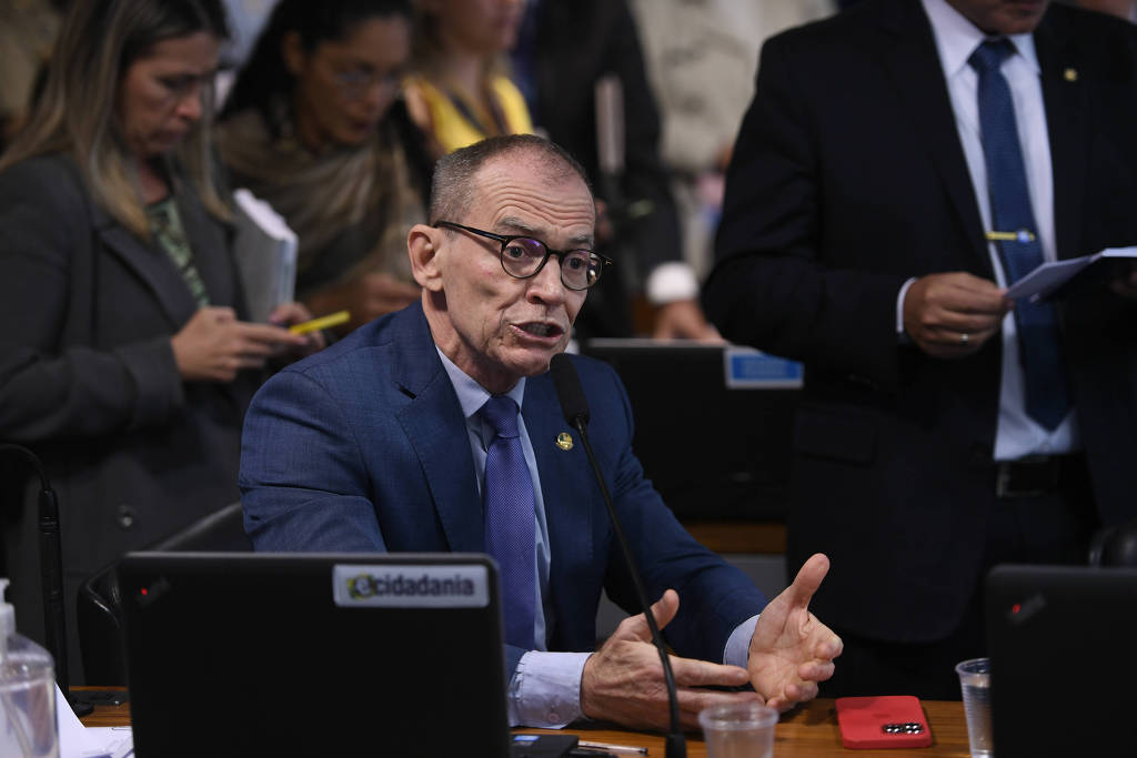 O senador Fabiano Contarato (PT-ES) é o relator do PL dos Agrotóxicos