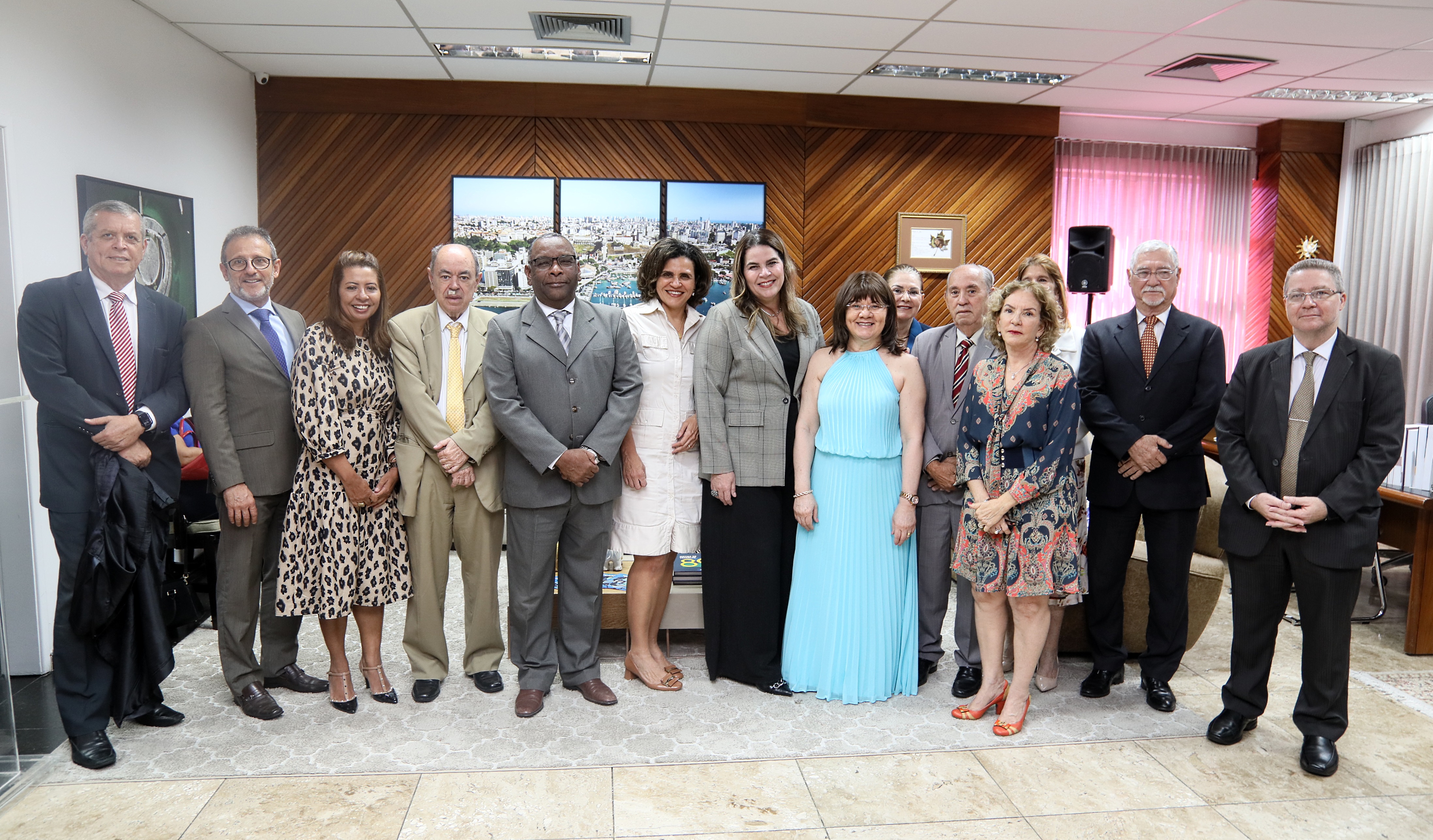 A cerimônia foi dirigida pela presidente do Regional, desembargadora Débora Machado, e contou com a presença de desembargadores, juízes, servidores, além de familiares da empossada