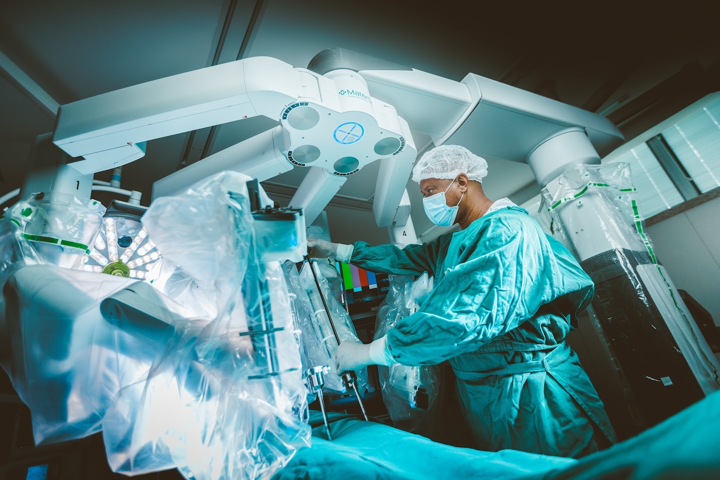 O procedimento, considerado bem sucedido, foi feito por uma equipe multidisciplinar do hospital