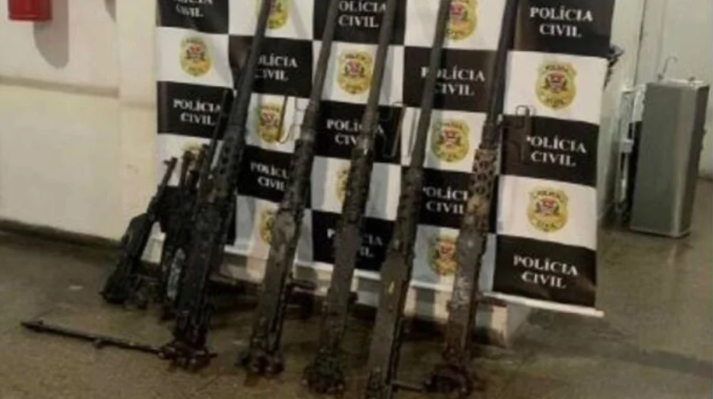 As nove metralhadoras do Exercito que foram encontradas num lamaçal de uma área de mata em São Roque; eram quatro de calibre 7,62 e cinco de calibre .50 As nove metralhadoras do Exercito que foram encontradas num lamaçal de uma área de mata em São Roque; eram quatro de calibre 7,62 e cinco de calibre .50