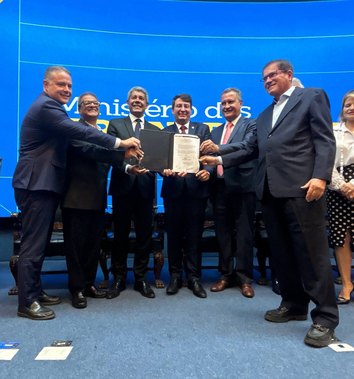 Para promover a integração entre as regiões Nordeste e Centro-Oeste, mais de 200 quilômetros da BR-030, de Mambaí (GO) até Cocos (BA), serão pavimentados. O investimento é de R$ 550 milhões