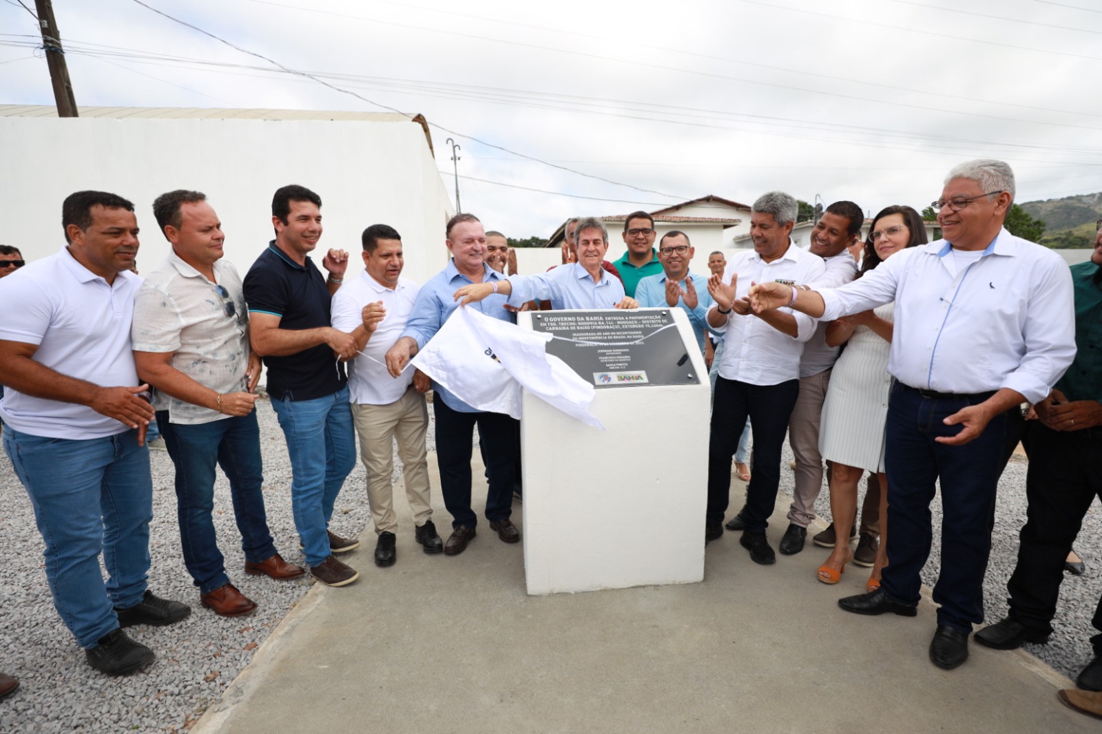 O governador Jerônimo Rodrigues, acompanhando de secretários de estado, esteve nas comunidades para os atos de entrega e assinaturas formais