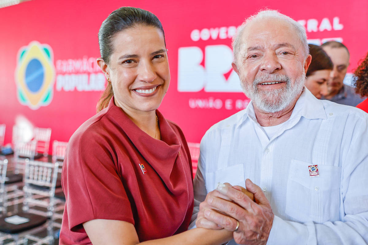 Raquel Lyra ao lado de Lula durante cerimônia de lançamento do novo Farmácia Popular no Recife