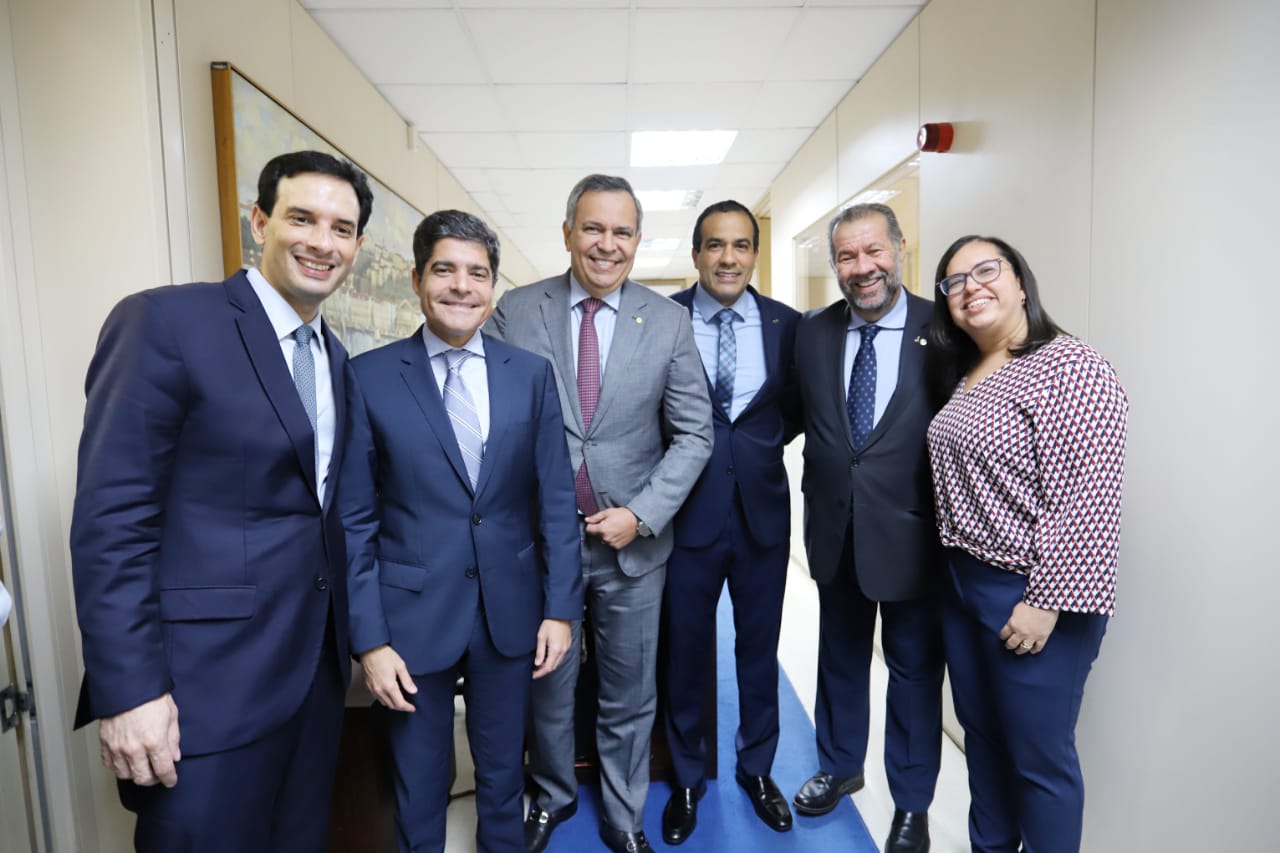 O chefe do Executivo municipal se reuniu com o ministro da Previdência, Carlos Lupi, que é presidente nacional licenciado do PDT