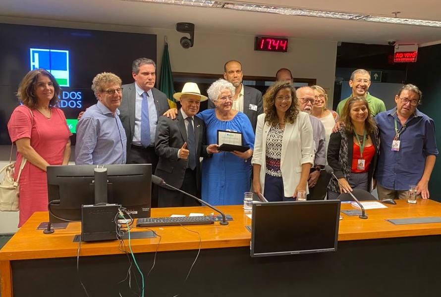 Parlamentares, convidados e familiares participaram da cerimônia 