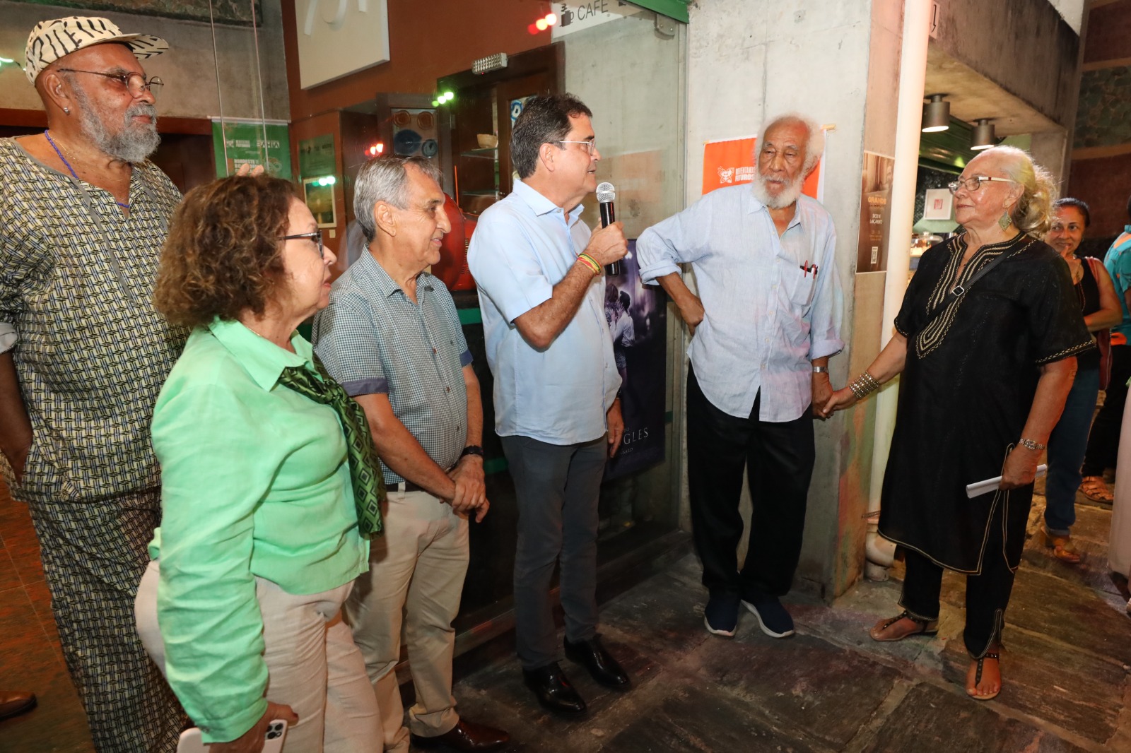 Secretário Angelo Almeida concedeu ao artista uma placa em reconhecimento às suas contribuições para o desenvolvimento artístico e cultural da Bahia