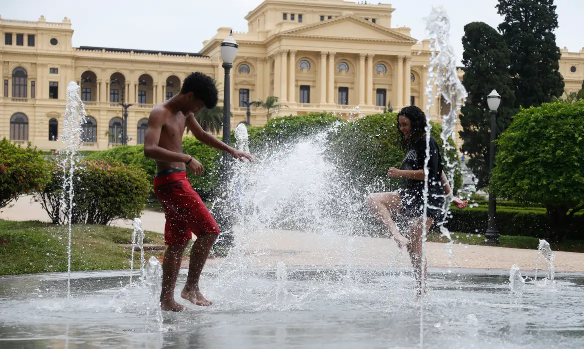 Temperaturas no Sudeste e no Centro-Oeste podem chegar a 44 Cº Temperaturas no Sudeste e no Centro-Oeste podem chegar a 44 Cº