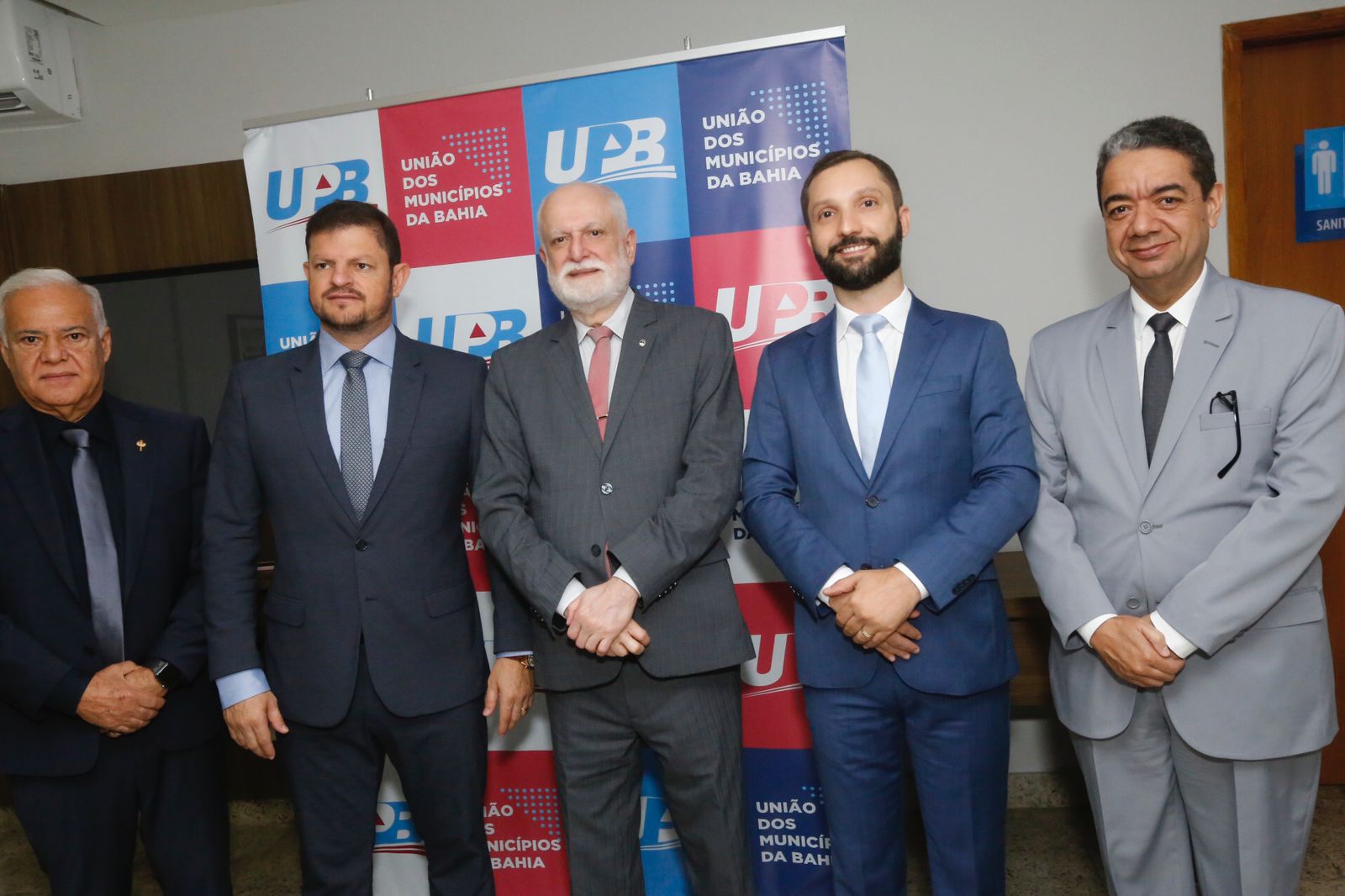 Ao final dos painéis temáticos,?a equipe especializada do TJ-BA deu orientações individualizadas e esclareceu as dúvidas dos municípios?participantes.???? Ao final dos painéis temáticos,?a equipe especializada do TJ-BA deu orientações individualizadas e esclareceu as dúvidas dos municípios?participantes.????