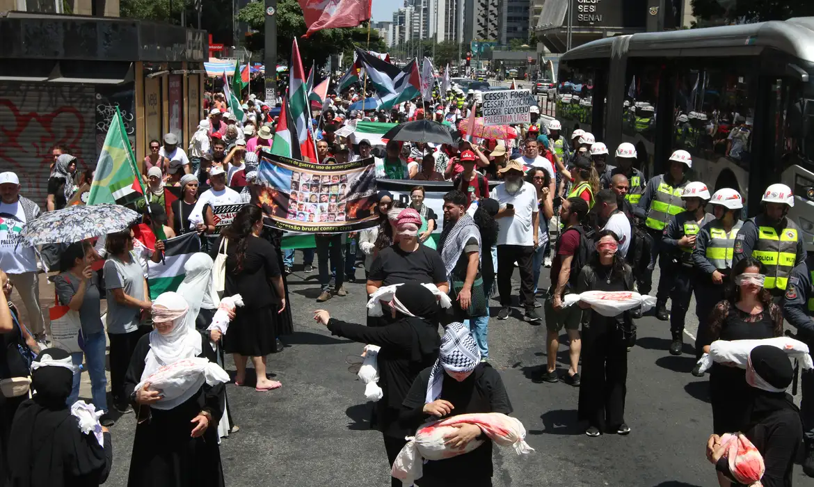 Performance na Avenida Paulista chamou atenção para morte de crianças