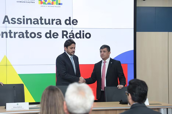 Antonio Malva Neto (à esquerda) é diretor do Departamento de Radiodifusão Privada, do Ministério das Comunicações, pasta liderada por Juscelino Filho (à direita)