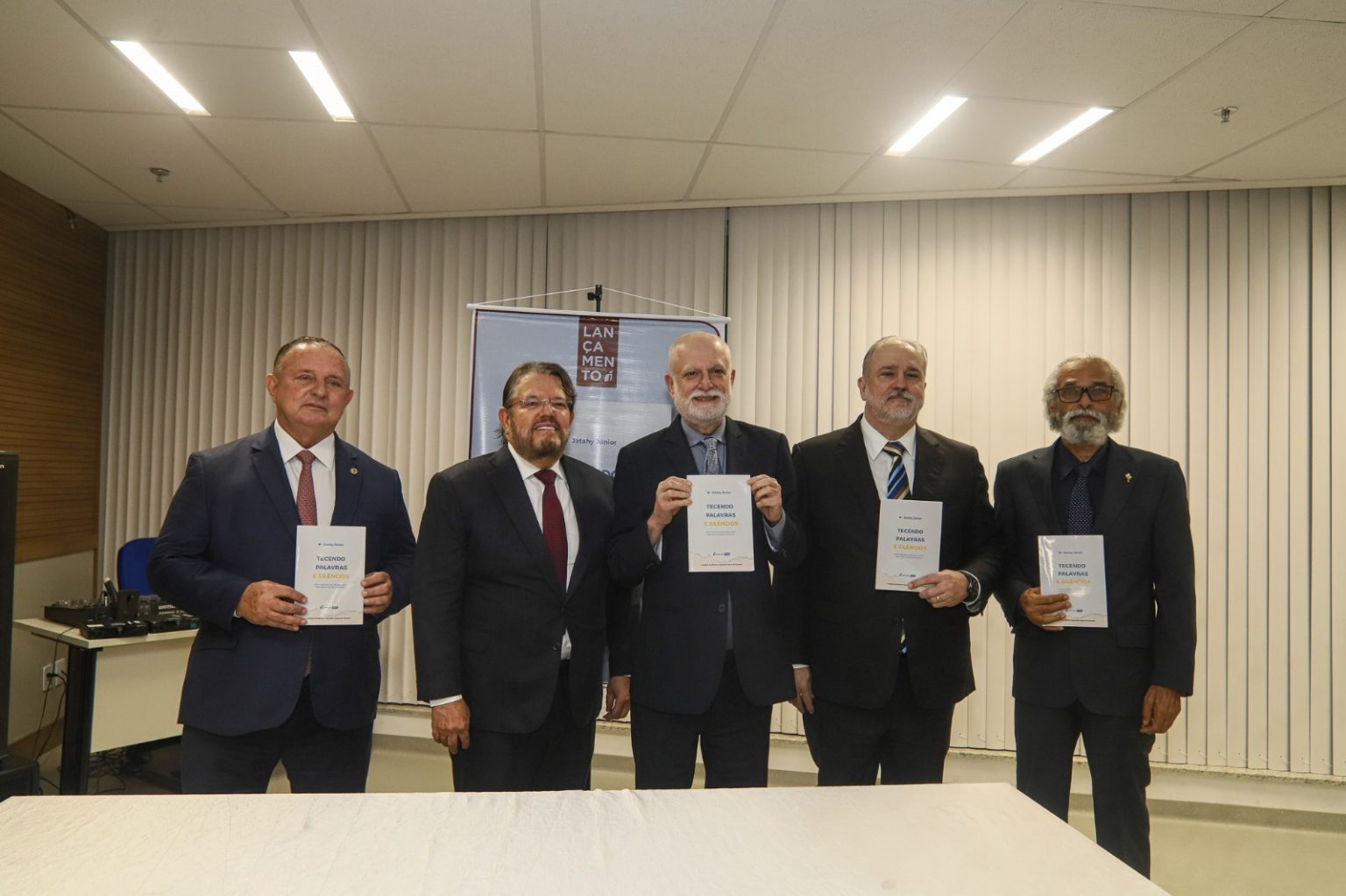  Na obra, o escritor aborda debates de temas atuais, a exemplo das notícias falsas.