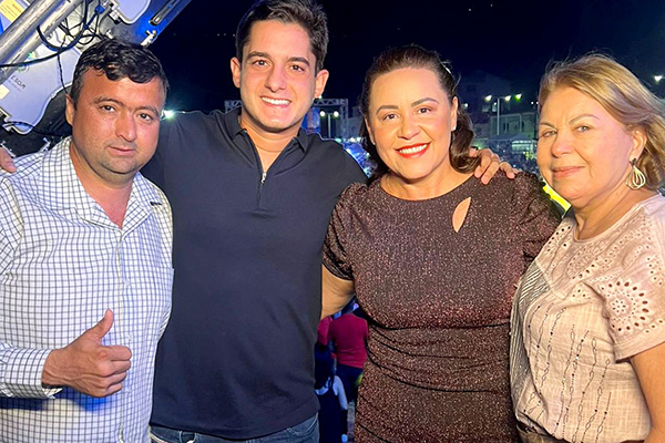 O deputado estadual Marcelinho Veiga durante evento em Monte Santo com a prefeita Silvania Matos